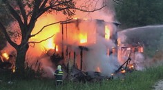 Obrovské plamene zničili "nechcenú" chatrč na Považí. Bola útočiskom pre bezdomovcov