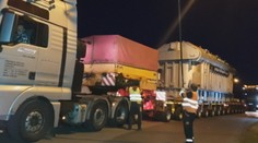 Kuriózna prepravná akcia: Tristotonový transformátor museli prevážať krokom