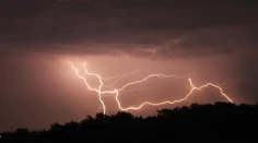 FOTO a VIDEO: Bratislava zažila pekelné búrky. Tie sa v utorok rozšíria aj nad stredné a východné Slovensko