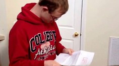 Dojímavé video: Chlapec s Downovým syndrómom zistil, že ho prijali na univerzitu