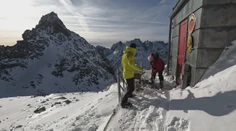 Tatry sú až nebezpečne biele. Topenie snehu a následné zamrznutie premenili krajinu na ľadovú zónu