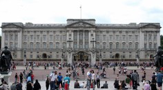 Muž s nožom v Londýne zaútočil na policajtov neďaleko sídla kráľovnej