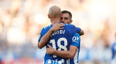 Sevilla naďalej čaká na prvú výhru v sezóne, v divokej prestrelke podľahla Alavésu