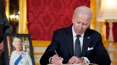 Poctu kráľovnej Alžbete II. vzdali prezident Biden aj Olena Zelenská