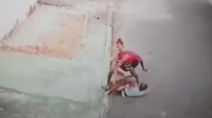 VIDEO: Agresívny pitbul napadol malé dieťa. Na pomoc mu pribehol mladý otecko
