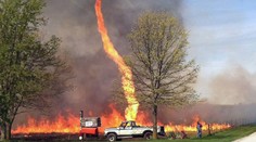 Krásny a desivý prírodný úkaz. Okoloidúca nafotila „ohnivého diabla“