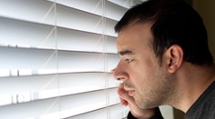 V Česku sa začal súd s mužom, ktorý tajne špehoval nájomníkov v kúpeľni