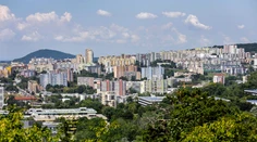 Sľubovali rekordne lacné bývanie, no predstavili ceny, ktoré sa Slovákom až také nízke nezdajú