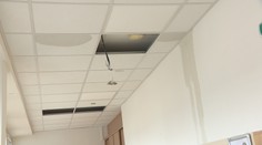 Premočená škola bez strechy vyháňa deti z tried. Rodičia sa boja o ich zdravie a bezpečnosť