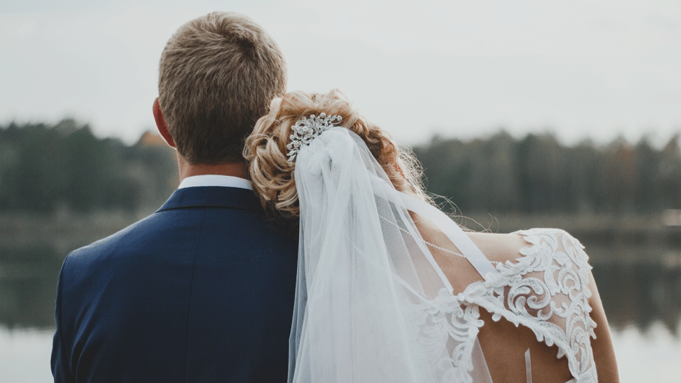 Zo svadby rovno k havárii. Zdravotná sestra pomáhala zraneným v svadobných šatách