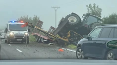 Hrozivo vyzerajúca nehoda medzi Kamenicou a Pustým Poľom. Vodič sa ťažko zranil
