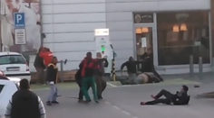 Polícia obvinila šesť mužov za bitku v Malackách