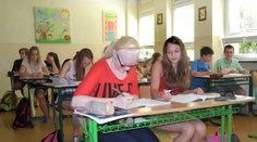 SNS chce, aby sa v školách učila komunikačná výchova