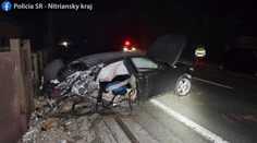Mladík pod vplyvom alkoholu narazil do plota. Z auta vyletel 17-ročný spolujazdec a zomrel