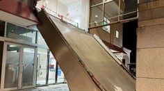 Obrovské praskliny, požiare, ľudia uväznení v zrútených budovách. Japonsko zasiahlo zemetrasenie, hrozba cunami pominula