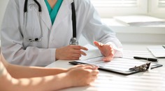 Nevieme zohnať lekárov, no zahraničným doktorom hádžeme polená pod nohy