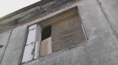 Dievčatko počas spánku prepichol kus skla z okna, v nemocnici bojuje o život