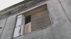 Dievčatko počas spánku prepichol kus skla z okna, v nemocnici bojuje o život