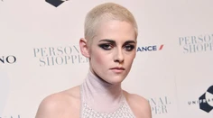 Upírka z Twilightu na premiére filmu. Bez vlasov a bez podprsenky