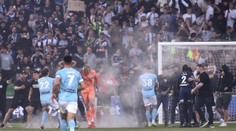 Aj brankára zranili vedrom. Melbourne za najhorší incident v ligovej histórii zaplatí rekordnú pokutu
