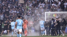 Aj brankára zranili vedrom. Melbourne za najhorší incident v ligovej histórii zaplatí rekordnú pokutu