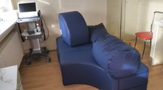 Pôrod pre ženy bude pohodlnejší. V nemocnici v Trenčíne sa už bude dať rodiť aj na gauči