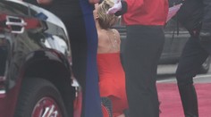 Oscarové trapasy: Pád Jennifer Lawrence, otrasná parochňa Lady Gaga