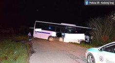 Poriadne opitý vodič (57) autobusu havaroval na dedinskej ceste