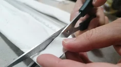 VIDEO Šijete rúška a chýbajú vám gumičky? Prinášame šikovný návod, ako ich nahradiť