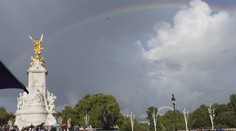 Dojemný symbol rozlúčky. Dúha rozžiarila oblohu nad Buckinghamským palácom