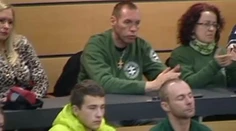 Župan Kotleba nastupuje do úradu. Aj so svojimi ľuďmi