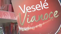 Vianoce sú za dverami: Aspoň tak vyzerajú regály v hypermarketoch