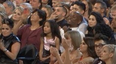 Pani z Grammy baví internet. Veľmi "nenápadne" si fotila Taylor Swift