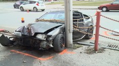 Mladý šofér sa ponáhlal na tuningový zraz. Skončil pri stĺpe verejného osvetlenia