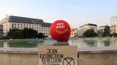 Ekologickí aktivisti prekryli zemeguľu na fontáne pred Prezidentským palácom