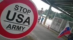 Na česko-slovenskej hranici čakali odporcovia amerického vládneho konvoja