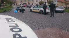 Dráma v centre Kremnice! Polícia postrelila bankového lupiča