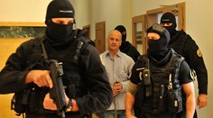 Salingera prepustili na slobodu, nosí však elektronický náramok