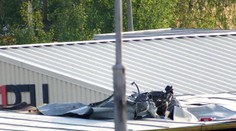 Vrtuľník spadol v Plzni na výrobnú halu, zomreli traja muži a žena