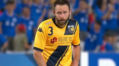 VIDEO: Gól takmer z polovice ihriska. Ale vlastný