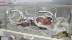 Prípad dieťaťa, ktoré bolo po zemetrasení prepojené pupočnou šnúrou: Už trikrát ho chceli uniesť