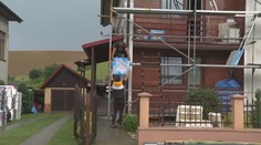 Zíde sa im každá ruka. S opravami po zemetrasení na východe Slovenska pomáhajú nezamestnaní