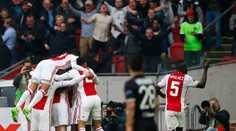 VIDEO: Ajax v prvom semifinále Európskej ligy nedal šancu Lyonu