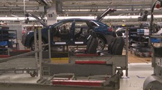 Majiteľ najväčšej automobilovej fabriky uvažuje, že niektoré závody zavrie. Čo je za tým?