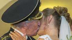 FOTO zo svadby: Ruský herec si vzal o 60 rokov mladšiu krásku