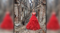 Dojímavé video: Maturanti tancujú „polnočný tanec“ pred zbombardovanou školou v Charkove