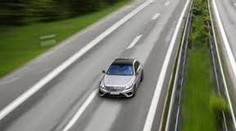 Mercedes sa rútil po diaľnici D1 pri Trenčíne 201 km/h