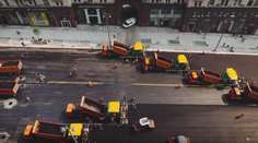 Takto sa asfaltuje v Moskve. Na rušnej ceste pracovalo 300 kusov techniky