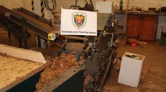 FOTO a VIDEO: Pozrite si, ako sa vyrábajú falošné marlborky. Pri Nitre odhalili výrobňu, ktorá sa tvárila ako stolárska dielňa