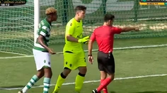 VIDEO: Neuveriteľne hlúpu penaltu zapríčinil hráč, ktorý ani nenastúpil na zápas